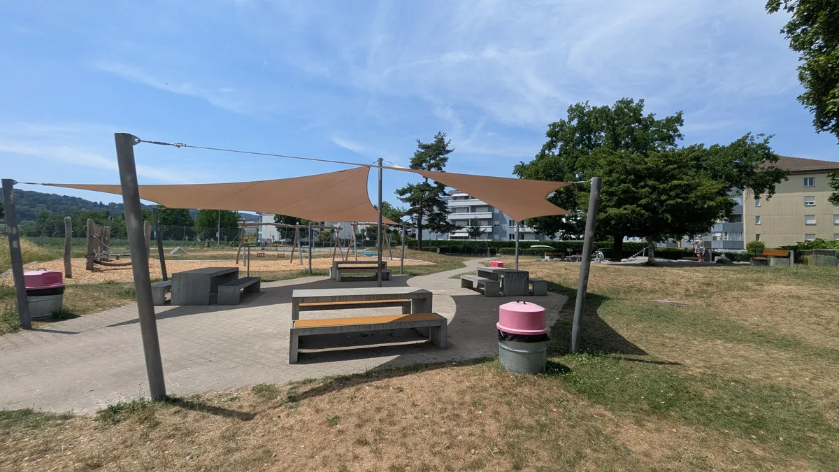 Kübel und Sonnensegel, was braucht man mehr für einen Picknickplatz? Einen Grill? Stimmt. Impressionen aus einem Spielplatz.